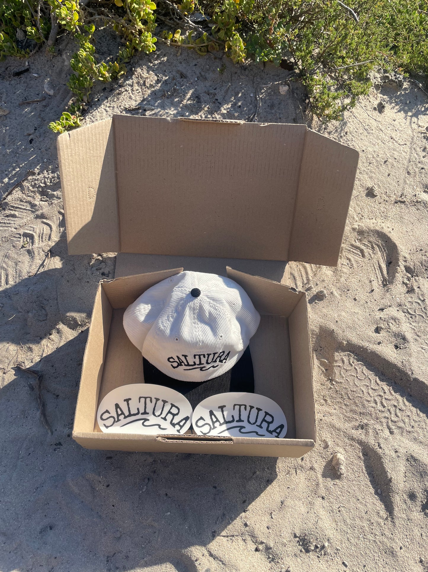 [PRE-ORDER] Saltura Black & White Corduroy Hat